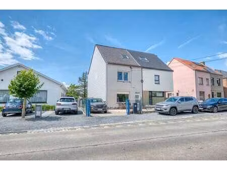 goed gelegen woning met 5 slaapkamers  oprit en ruime tuin