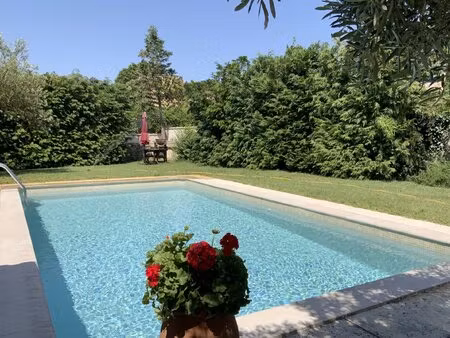 dans village avec commerces  charmante maison en pierre avec jardin et piscine.