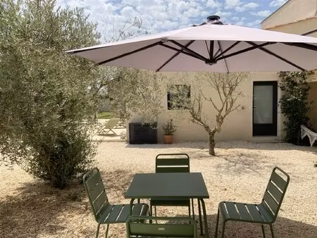 mas provençal avec piscine  jardin et vue sur les vignes.