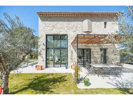 exclusivité : villa d'exception avec piscine au centre d'eygalières