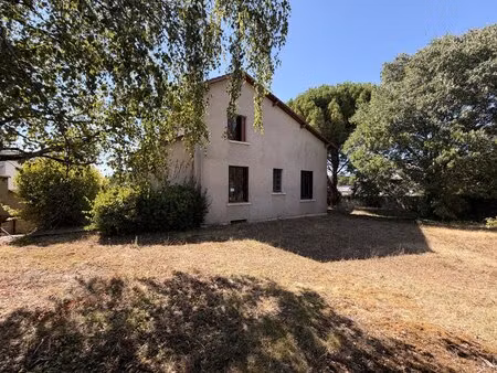 maison de ville avec garage et beau potentiel au cœur de ruffec