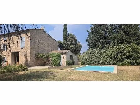 maison familiale moderne avec piscine à trets