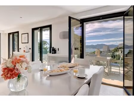 villa contemporaine avec vue mer et toit-terrasse à vendre dans un quartier calme et prisé