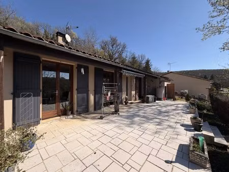 maison avec vue imprenable sur la vallée  à deux pas du cœur de nanteuil-en-vallée