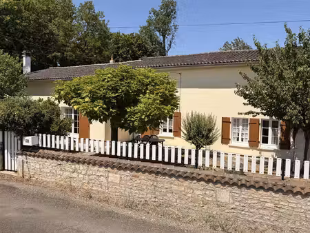 spacieuse maison de plain-pied dans un village paisible à 5 minutes de ruffec