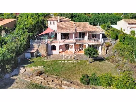 villa d'architecte complètement au calme située à saint-clair au lavandou