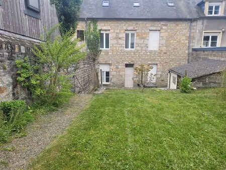 propriété élégante avec garage et jardin clos