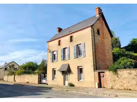 maison de village à montsurs (53) - 4 chambres - dépendances