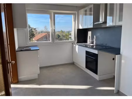 location appartement 3 pièces 59 m² à metz (57000)  815 €