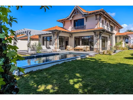 maison de luxe à vendre dans le quartier aiguillon