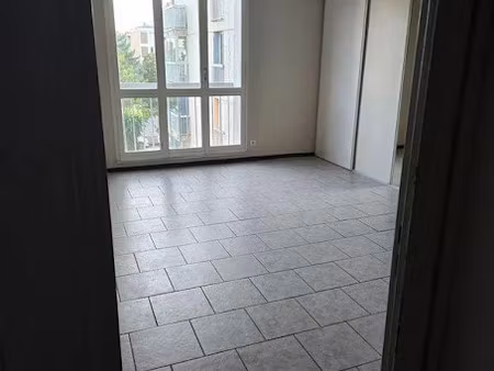 location appartement 5 pièces 82 m² à aix-en-provence (13090)  1 050 €