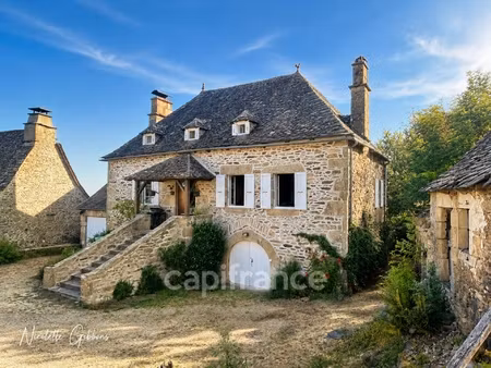 jolie maison en pierres avec petites dépendances