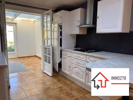 maison mitoyenne avec un garage