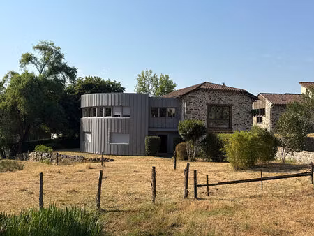 maison d'exception avec extension contemporaine et prestations de qualité