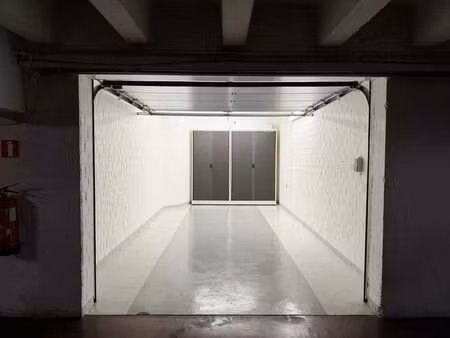 garage fermé à louer : box avec porte motorisée à auderghem