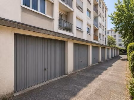 garage fermé de 14m2  dans résidence sécurisée