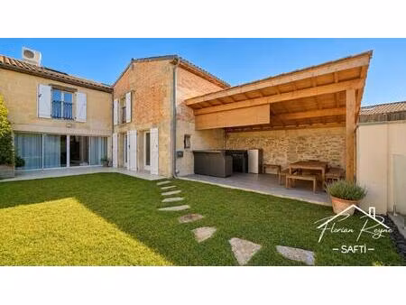 maison de ville en pierre avec piscine au calme.