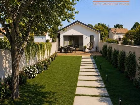 terrain constructible en village à 10 min des plages.