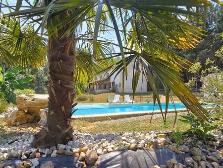 un havre de paix en lot-et-garonne avec superbe piscine et terrain boisé