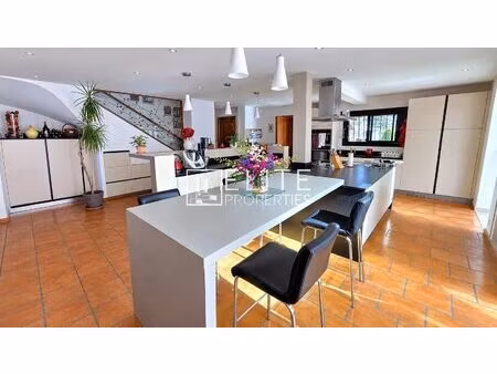 maison 6 pièces de 200 m² au calme + piscine – mouans-sartoux
