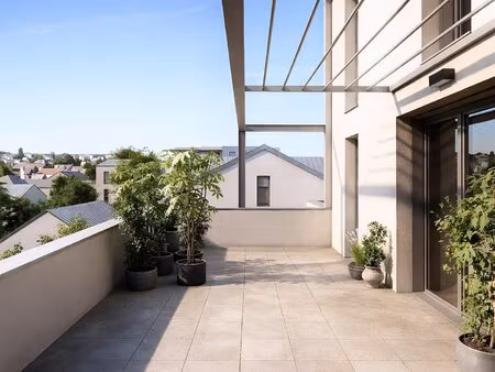 spacieuse maison sur le toit avec vue