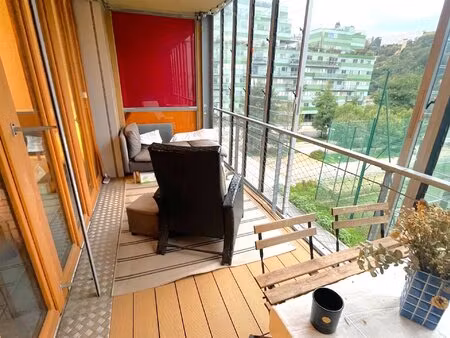 lyon 2 confluence : t2 avec terrasse (et parking pmr en option)