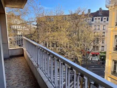 t4 ensoleillé avec salon en rotonde  2 balcons  clim. possible et garage en option