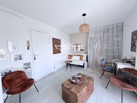 studio 24m2-parfait etat-terrasse-place de parking-tramway