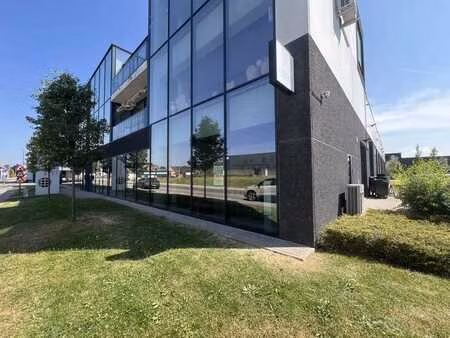 entrepôt avec bureau à louer à lendelede