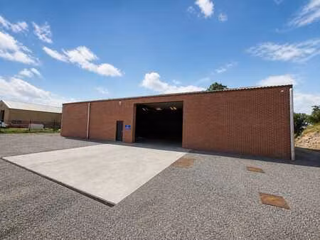 hall avec grand parking