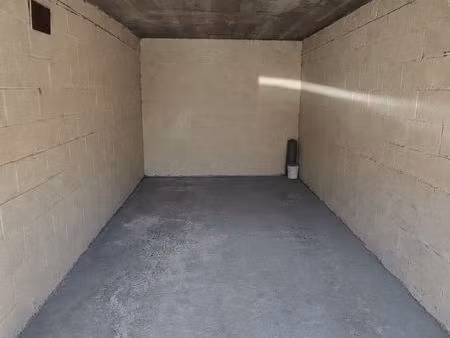 garage fermé + stationnement