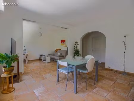 joli f2 de 53 m2 à antibes
