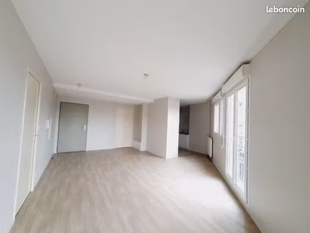 t3 de 71 m² refait à neuf avec balcon et parking