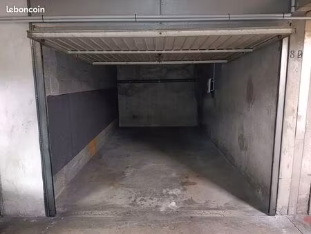 garage fermé 13m² avec borne électrique