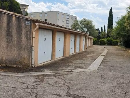 grand garage fermé de 18 m² avec mezzanine – martigues