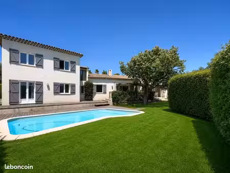 villa 5 pièces 180 m²