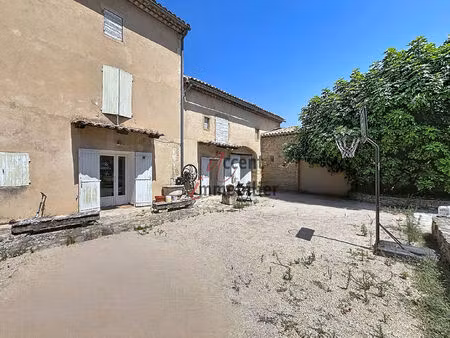 robion village  authenticité et vue sur le luberon  mas mitoyen en pierre d'environ 144 m²