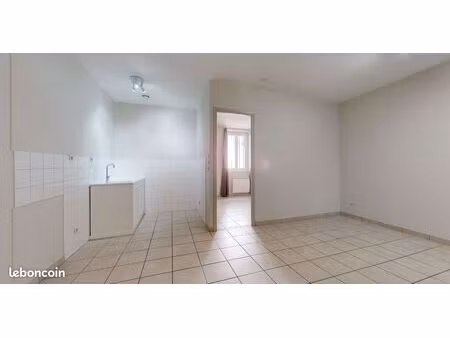 location appartement t2 plein centre rue nationale