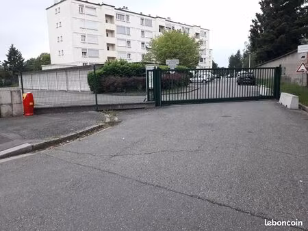 vente de garage 69005