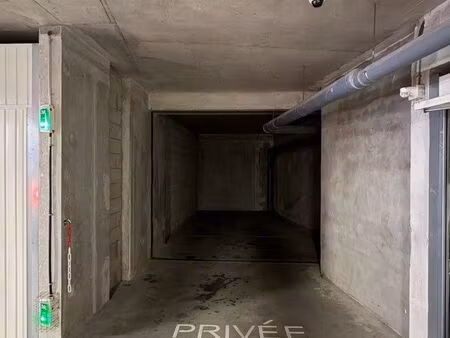 place double en parking sous vidéosurveillance