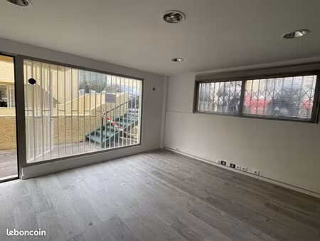 local 50m2 lumineux et climatisé – secteur carrefour / chullanka