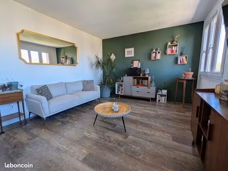 t3 traversant rénové  2 balcons  dernier étage et vue dégagée