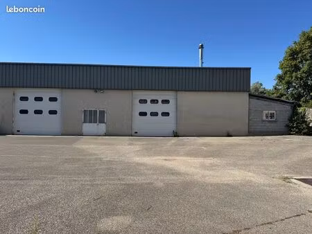 hangar avec bureau vestiaire