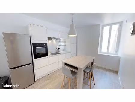 t3 rénové 60 m² – 2 chambres avec salle d'eau privative – gare à pied