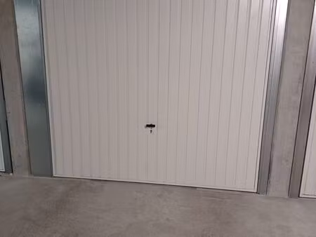 garage fermé en s.sol - frejus - rte du gargalon