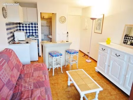 août  septembre  agréable petit studio meublé proche mer  centre ville