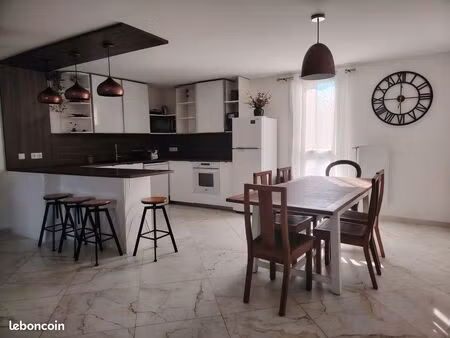 appartement 95 m²  entree par un portillon et terrasse  esprit maison de ville