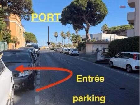 place de parking sur le port d’hyeres