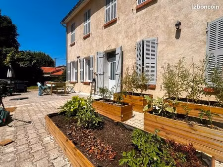 bas de villa t3/t4 90 m2 180m2 de jardin 2 places de parking