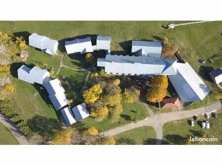 location ensemble immobilier de plus de 7 000 m² sur un domaine de 4 5 hectares